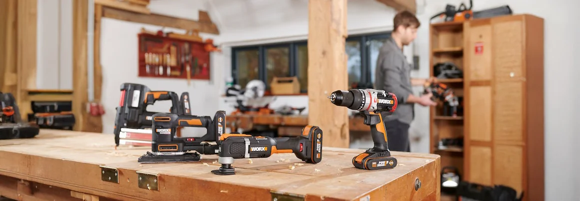 Verschiedene Akkuschrauber auf Werkbank